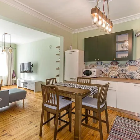 Top Central 2 Bedroom Next To Ndk Apartment *